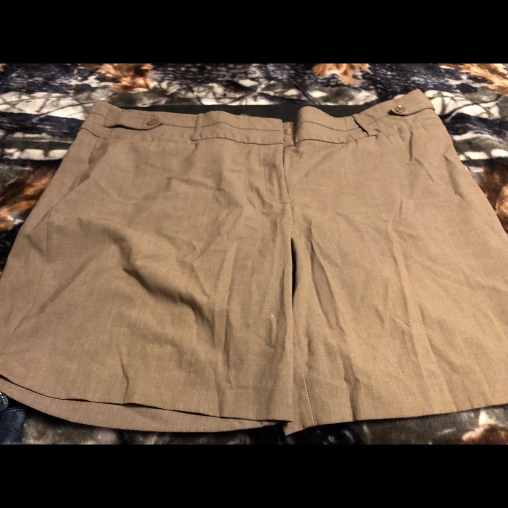 Maurice's khaki shorts size 26